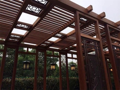 防腐木結(jié)構(gòu).鋼架結(jié)構(gòu)及傳統(tǒng)磚濕結(jié)構(gòu)的優(yōu)缺點：